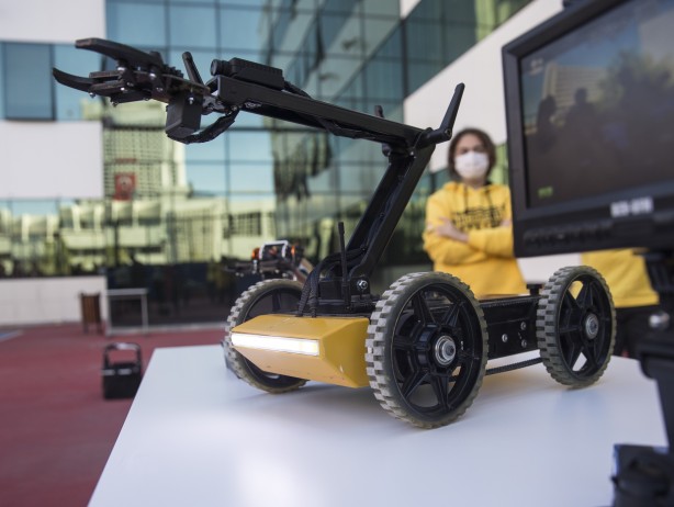 Lise öğrencileri yaptı! İşte 'bomba' imha robotu