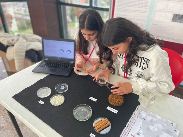 Foto - Lise öğrencilerinden büyük başarı! Çay fabrikası atıklarından öyle bir şey yaptılar ki