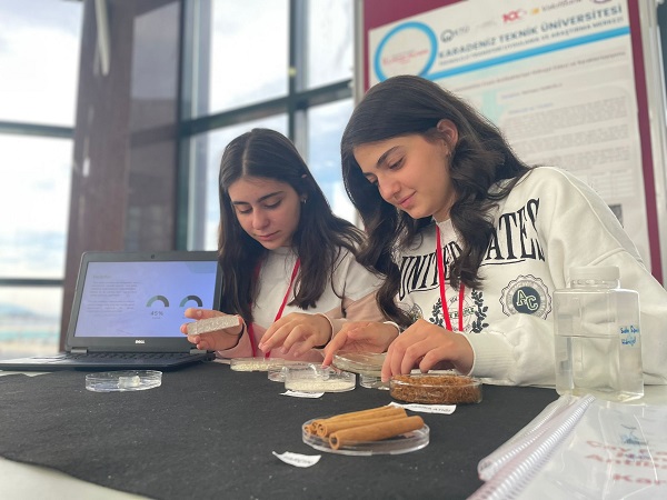 Foto - Lise öğrencilerinden büyük başarı! Çay fabrikası atıklarından öyle bir şey yaptılar ki