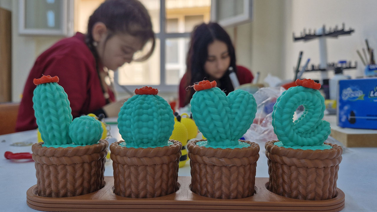 Lise öğrencilerinden üretim atağı! 3D yazıcıyla para kazanıyorlar