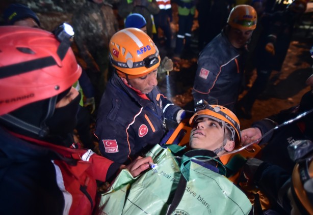 Foto - Lise öğrencisinin ilk sorusu "Bugün günlerden ne?" ilk isteği ise "su" oldu