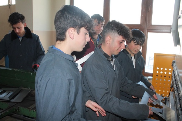 Foto - Liseli öğrenciler durmadan dinlenmeden çalışıyor