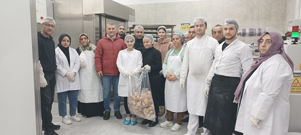 Foto - Liseli öğrenciler kolları sıvadı! Depremzedeler için binlerce ekmek yapılıyor