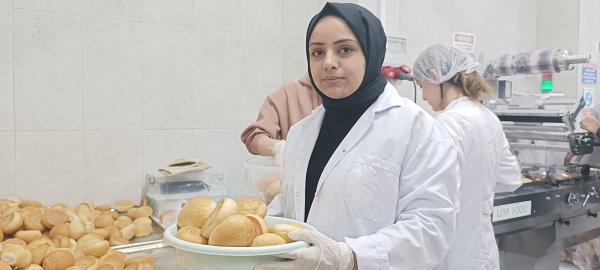 Foto - Liseli öğrenciler kolları sıvadı! Depremzedeler için binlerce ekmek yapılıyor