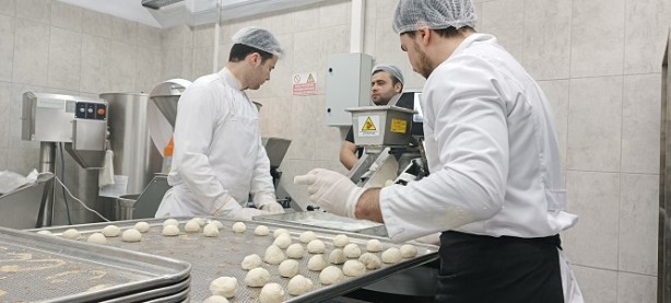 Foto - Liseli öğrenciler kolları sıvadı! Depremzedeler için binlerce ekmek yapılıyor