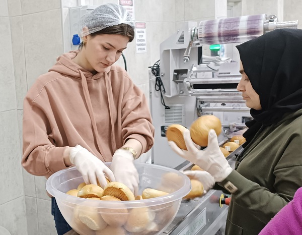 Foto - Liseli öğrenciler kolları sıvadı! Depremzedeler için binlerce ekmek yapılıyor