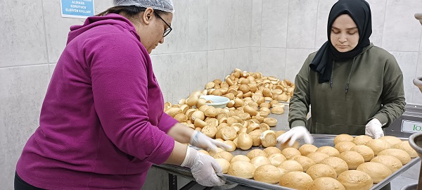 Foto - Liseli öğrenciler kolları sıvadı! Depremzedeler için binlerce ekmek yapılıyor