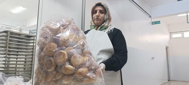 Foto - Liseli öğrenciler kolları sıvadı! Depremzedeler için binlerce ekmek yapılıyor