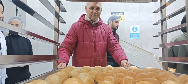 Foto - Liseli öğrenciler kolları sıvadı! Depremzedeler için binlerce ekmek yapılıyor