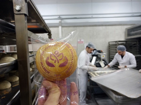 Foto - Liseli öğrenciler kolları sıvadı! Depremzedeler için binlerce ekmek yapılıyor