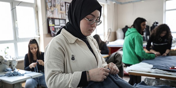 Foto - Liseliler depremzedelere eksi 15 derece soğukta sıcak tutan battaniye, yastık, atkı, bere üretiyor! Halka gidecek