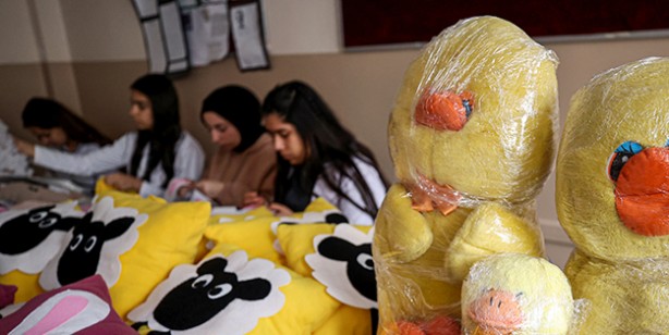 Foto - Liseliler depremzedelere eksi 15 derece soğukta sıcak tutan battaniye, yastık, atkı, bere üretiyor! Halka gidecek
