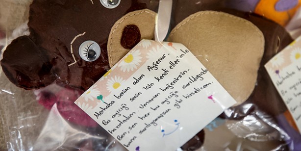 Foto - Liseliler depremzedelere eksi 15 derece soğukta sıcak tutan battaniye, yastık, atkı, bere üretiyor! Halka gidecek