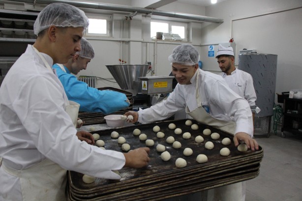 Foto - Liseliler ekmek üretiyordu! Şimdi ise…