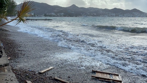 Foto - Lodos lüks yatı karaya sürükledi!