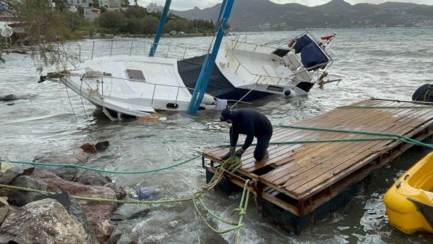 Foto - Lodos lüks yatı karaya sürükledi!