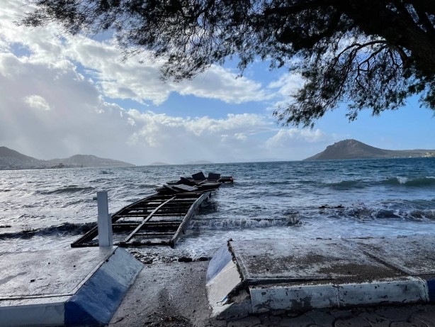 Foto - Lodos lüks yatı karaya sürükledi!