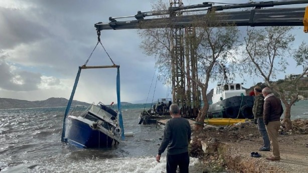 Foto - Lodos lüks yatı karaya sürükledi!