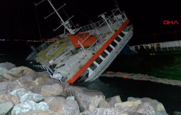 Foto - Lodos nedeniyle kıyıya oturan gemi battı