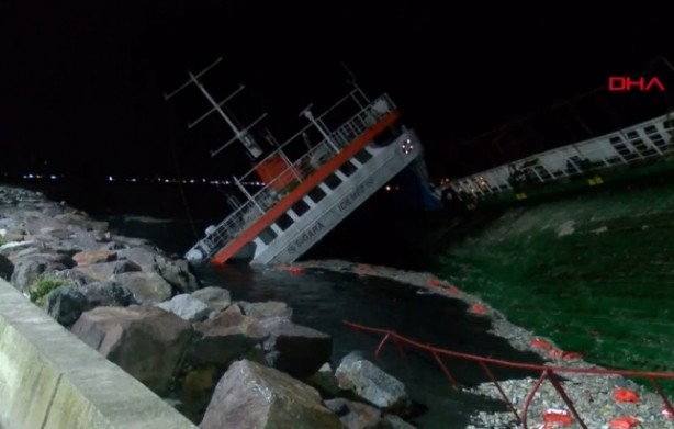 Foto - Lodos nedeniyle kıyıya oturan gemi battı