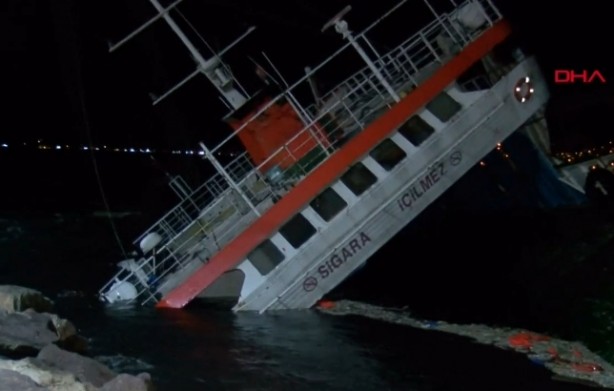 Foto - Lodos nedeniyle kıyıya oturan gemi battı