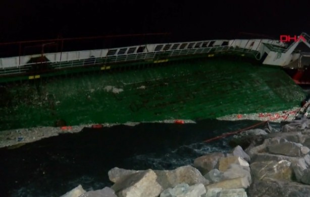 Foto - Lodos nedeniyle kıyıya oturan gemi battı