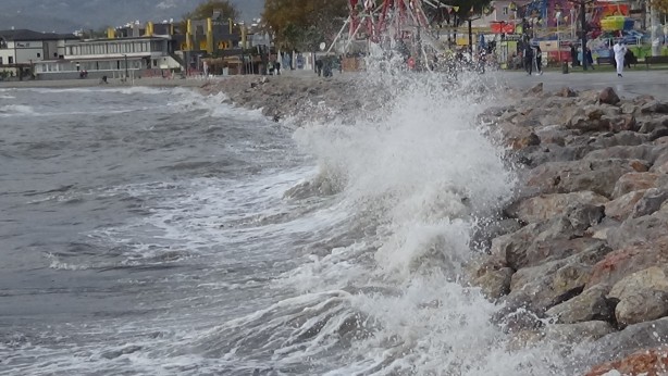 Foto - Lodosun etkisiyle dalgalar evlere ulaştı