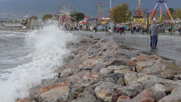 Foto - Lodosun etkisiyle dalgalar evlere ulaştı