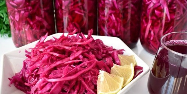 Foto - Mor Lahana Turşusu Malzemeleri; 1 adet mor lahana- 2 su bardağı sirke- 2-3 su bardağı sıcak su- 8-9 diş sarımsak- 1,5 - 2 tatlı kaşığı tuz- yarım çay bardağı sıvı yağ.