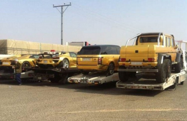 Foto - Londra sokaklarında altın kaplama arabalarla geziyor! İşte o görgüsüzlük...