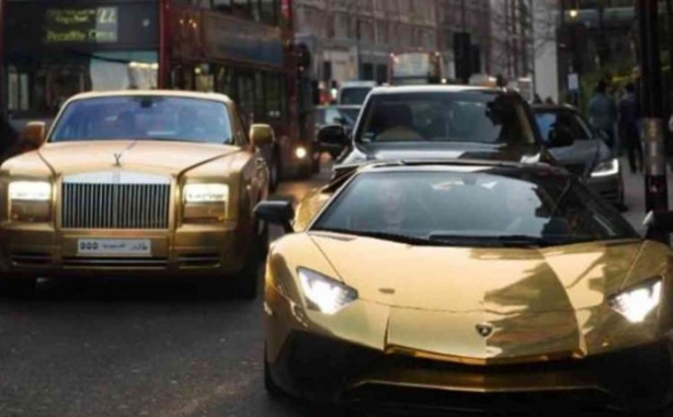 Foto - Londra sokaklarında altın kaplama arabalarla geziyor! İşte o görgüsüzlük...