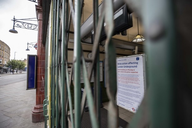 Foto - Londra'da binlerce metro çalışanı greve gitti