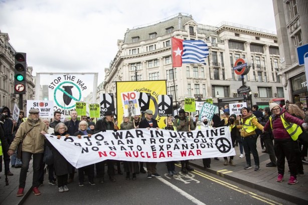 Foto - Londra'da Ukrayna için sokağa döküldüler!