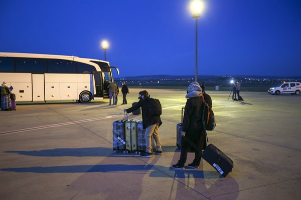 Foto - Londra'dan 349 Türk vatandaşı uçakla Ankara'ya getirildi