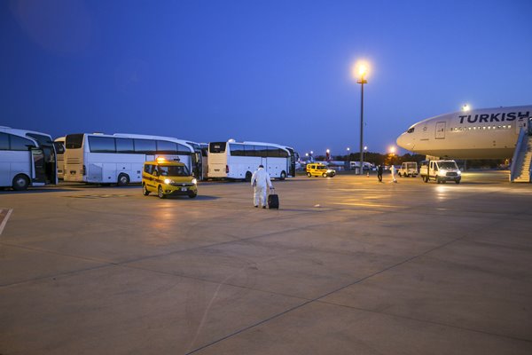 Foto - Londra'dan 349 Türk vatandaşı uçakla Ankara'ya getirildi