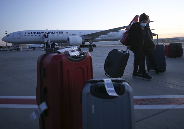 Foto - Londra'dan 349 Türk vatandaşı uçakla Ankara'ya getirildi