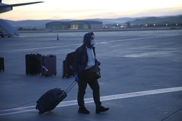 Foto - Londra'dan 349 Türk vatandaşı uçakla Ankara'ya getirildi