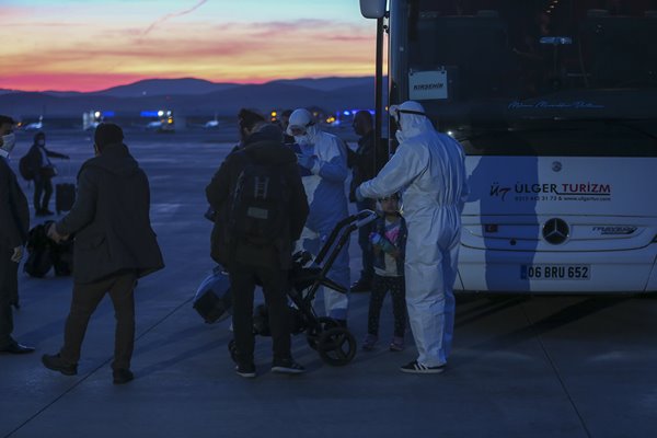 Foto - Londra'dan 349 Türk vatandaşı uçakla Ankara'ya getirildi