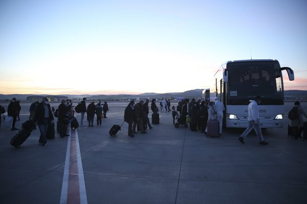 Foto - Londra'dan 349 Türk vatandaşı uçakla Ankara'ya getirildi