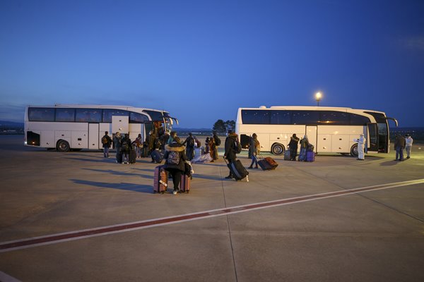 Foto - Londra'dan 349 Türk vatandaşı uçakla Ankara'ya getirildi