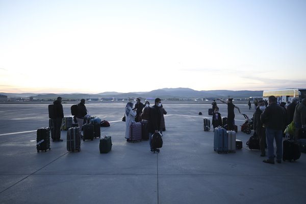 Foto - Londra'dan 349 Türk vatandaşı uçakla Ankara'ya getirildi