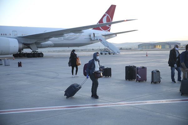 Foto - Londra'dan 349 Türk vatandaşı uçakla Ankara'ya getirildi