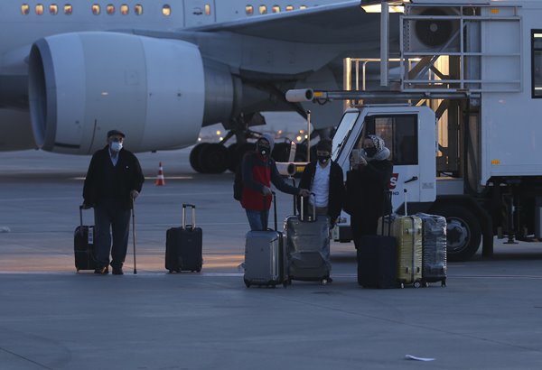 Foto - Londra'dan 349 Türk vatandaşı uçakla Ankara'ya getirildi