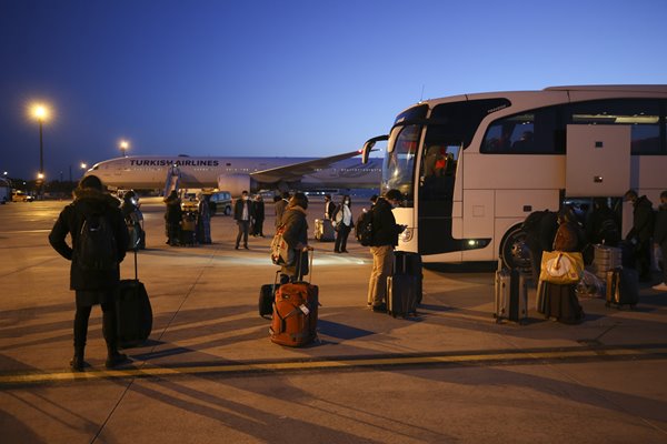 Foto - Londra'dan 349 Türk vatandaşı uçakla Ankara'ya getirildi