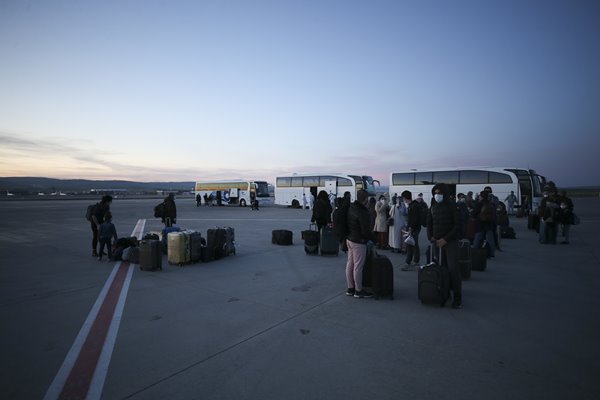 Foto - Londra'dan 349 Türk vatandaşı uçakla Ankara'ya getirildi