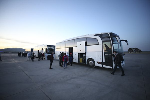 Foto - Londra'dan 349 Türk vatandaşı uçakla Ankara'ya getirildi
