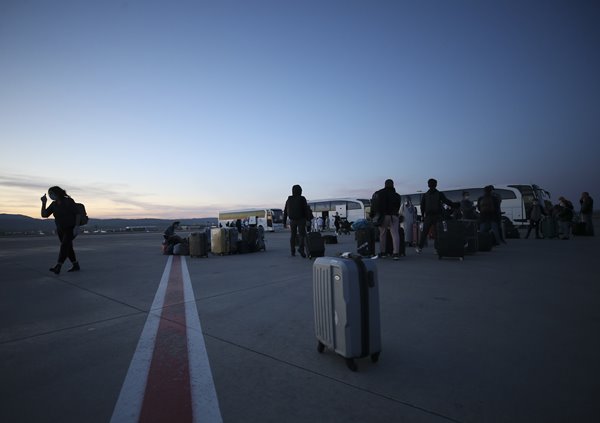 Foto - Londra'dan 349 Türk vatandaşı uçakla Ankara'ya getirildi
