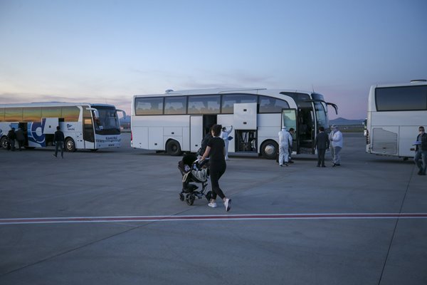 Foto - Londra'dan 349 Türk vatandaşı uçakla Ankara'ya getirildi