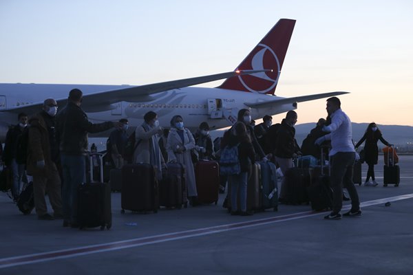 Foto - Londra'dan 349 Türk vatandaşı uçakla Ankara'ya getirildi