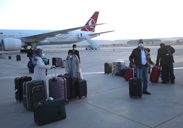 Foto - Londra'dan 349 Türk vatandaşı uçakla Ankara'ya getirildi